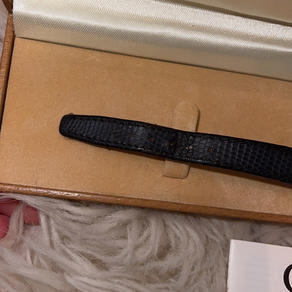 Vintage Ladies Gucci 4500 L Watch - Picture 4 of 9